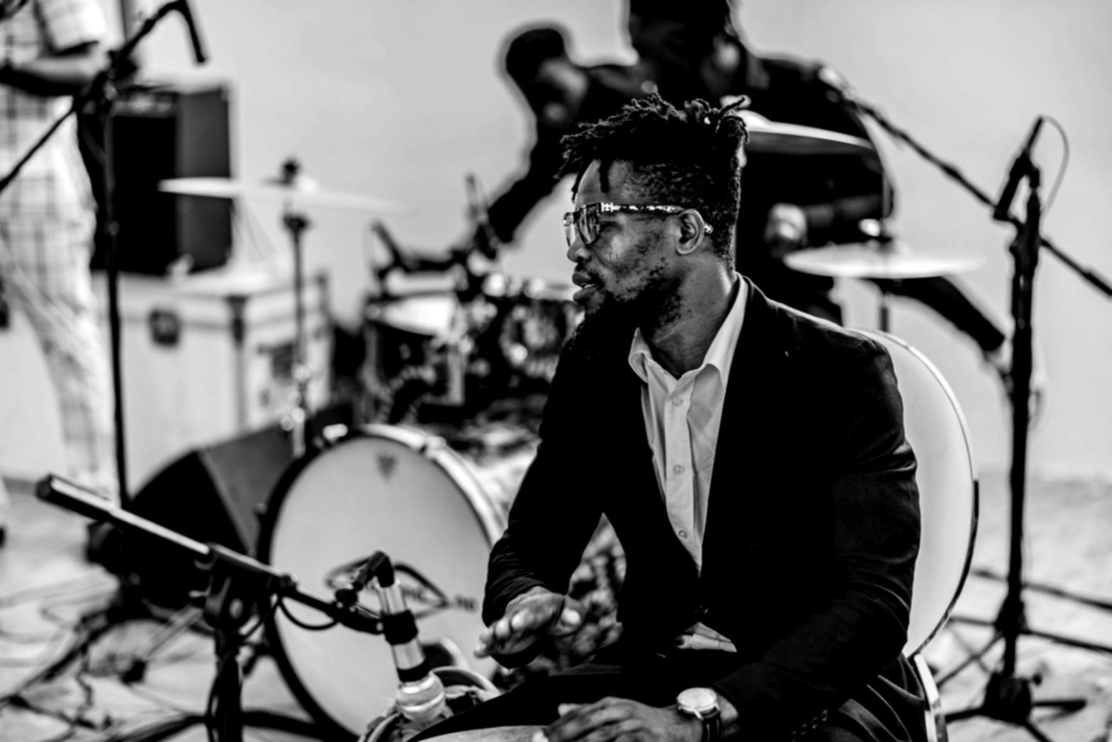 Grupo de músicos en sesión colaborativa